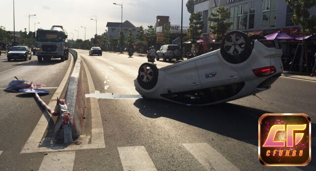 Mơ thấy xe ô tô bị lật đổ cho thấy đề thủ đang gặp phải những khó khăn